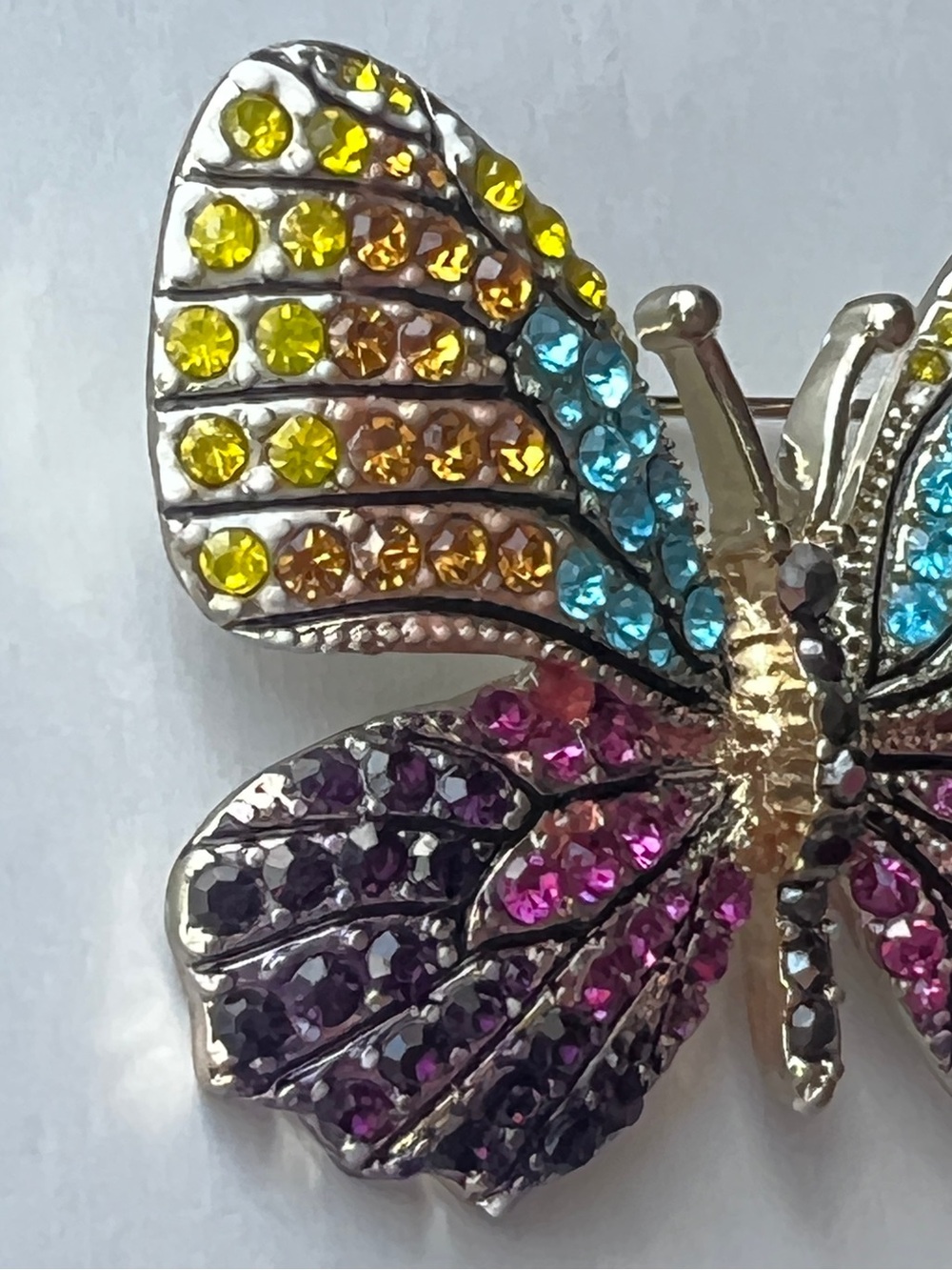 Vintage Signed NAPIER Butterfly Brooch Multi-Color Pavé Rhinestone Gold Tone 90s - Picture 6 of 8